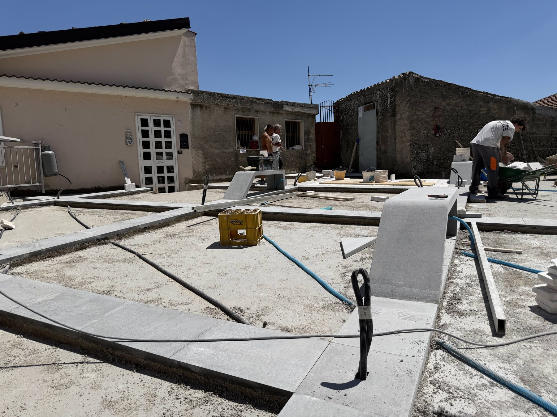 listoni di basalto grigio posati e primo blocco seduta monolitica in opera, piazza di faeto