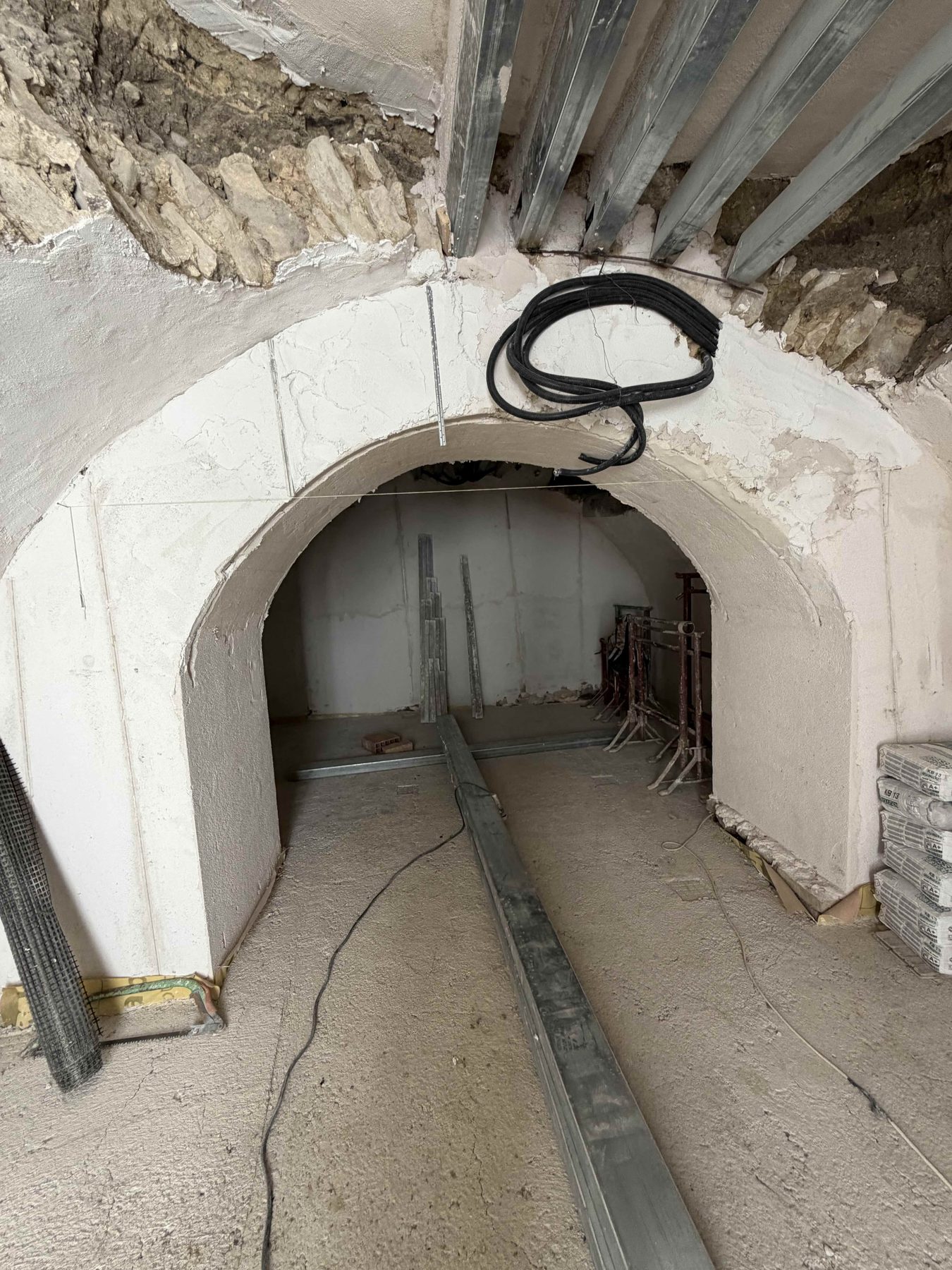 arco d'ingresso del primo ipogeo restaurato con intonaco a calce, piazza di faeto