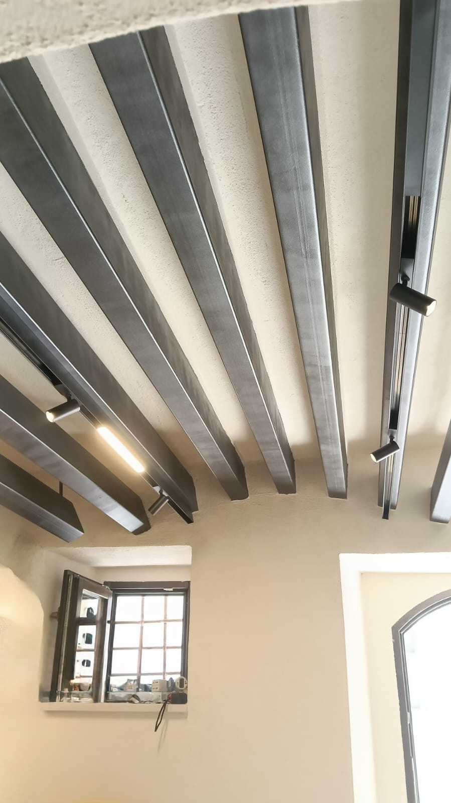 controsoffitto in lamelle di acciaio nell'ipogeo con strip LED