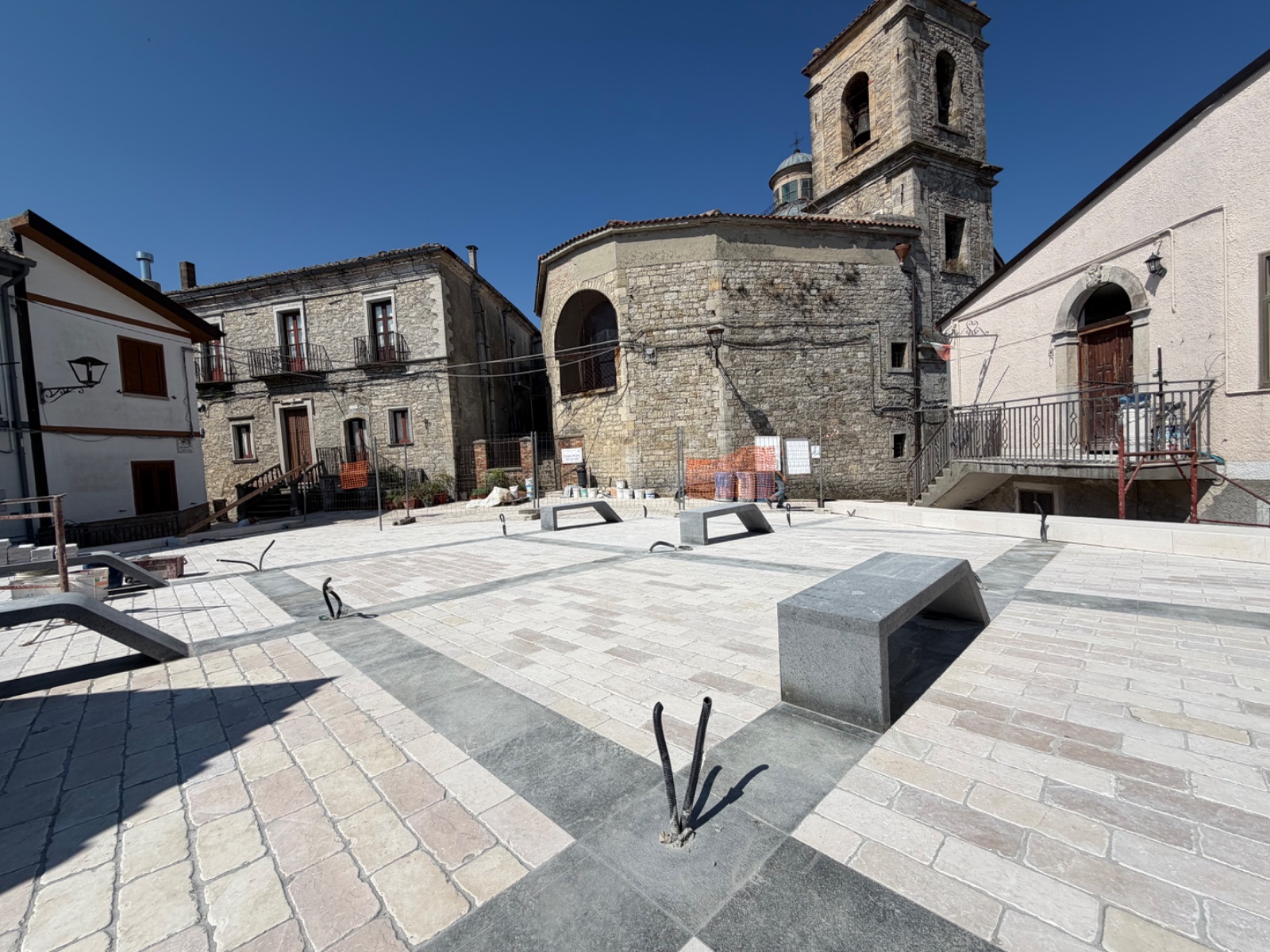 seduta monolitica in opera, piazza di faeto