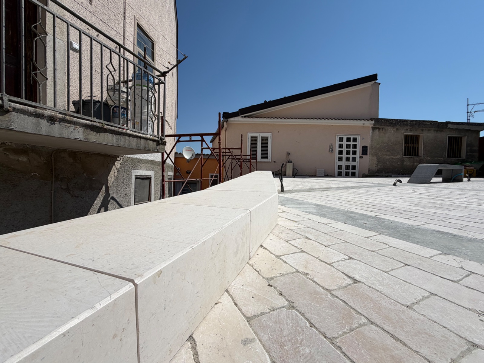 veduta della piazza, faeto